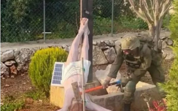 Armata Israeliană: Soldat surprins lovind o statuie cu Iisus, identificat