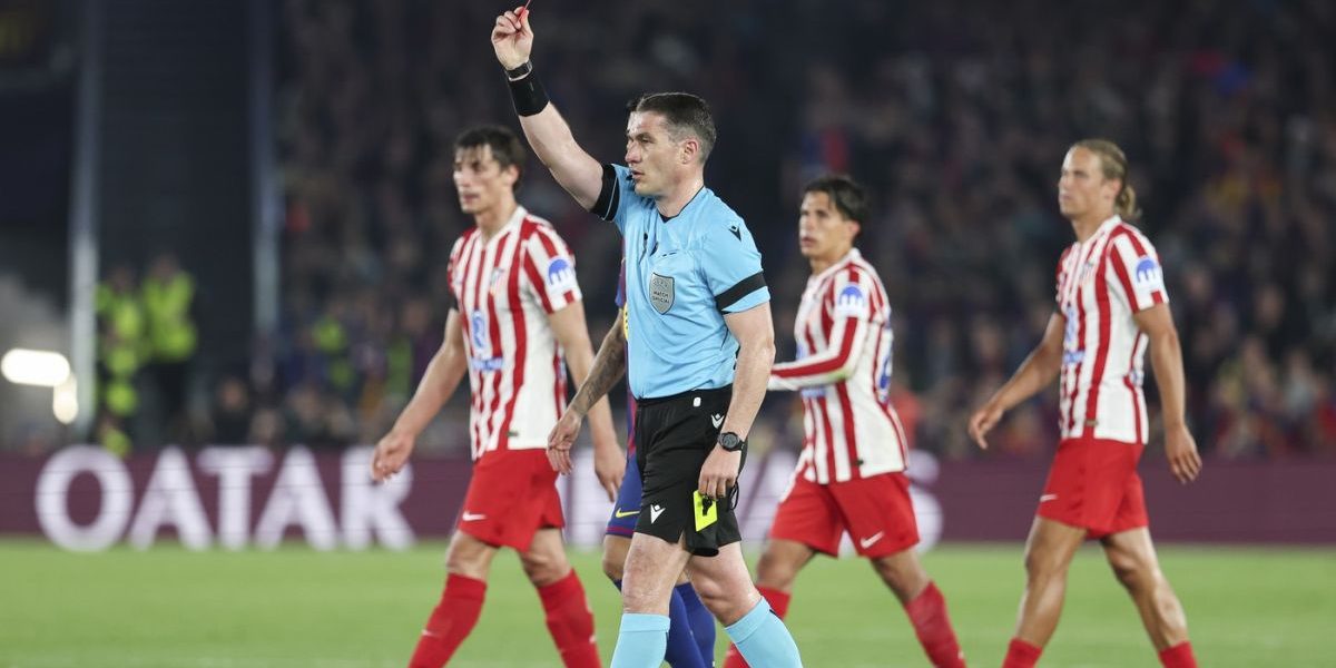 Istvan Kovacs a stârnit controverse majore în timpul meciului Barcelona – Atletico, după ce a schimbat decizia inițială în urma intervenției VAR