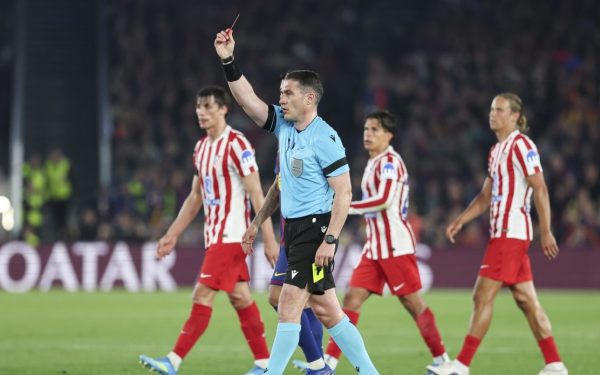 Istvan Kovacs a stârnit controverse majore în timpul meciului Barcelona – Atletico, după ce a schimbat decizia inițială în urma intervenției VAR