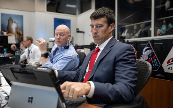 România, ca stat membru al Uniunii Europene, urmărind cu aceeași responsabilitate și interes fiecare progres din domeniul științei și tehnologiei, nu poate ignora evenimentul recent din spațiul internațional: anunțul NASA despre finalizarea cu succes a pregătirilor pentru misiunea Artemis II, care va trimite pentru prima dată de la Apollo 17 în 1972 oameni pe orbita Lunii