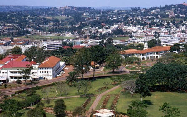 Africa cere miliardul și frumusețea supremă, ambasada pe muchie