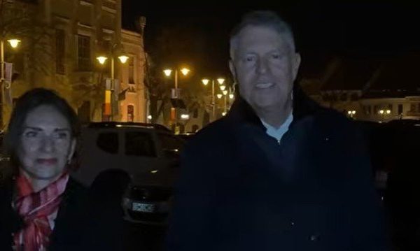 Fostul președinte Klaus Iohannis și soția sa, Carmen, au participat duminică seara la slujba de Înviere oficiată la Biserica romano-catolică „Sfânta Treime” din Sibiu