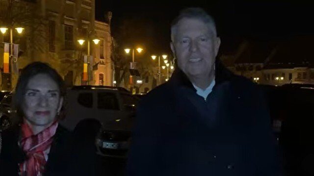 Fostul președinte Klaus Iohannis și soția sa, Carmen, au participat duminică seara la slujba de Înviere oficiată la Biserica romano-catolică „Sfânta Treime” din Sibiu