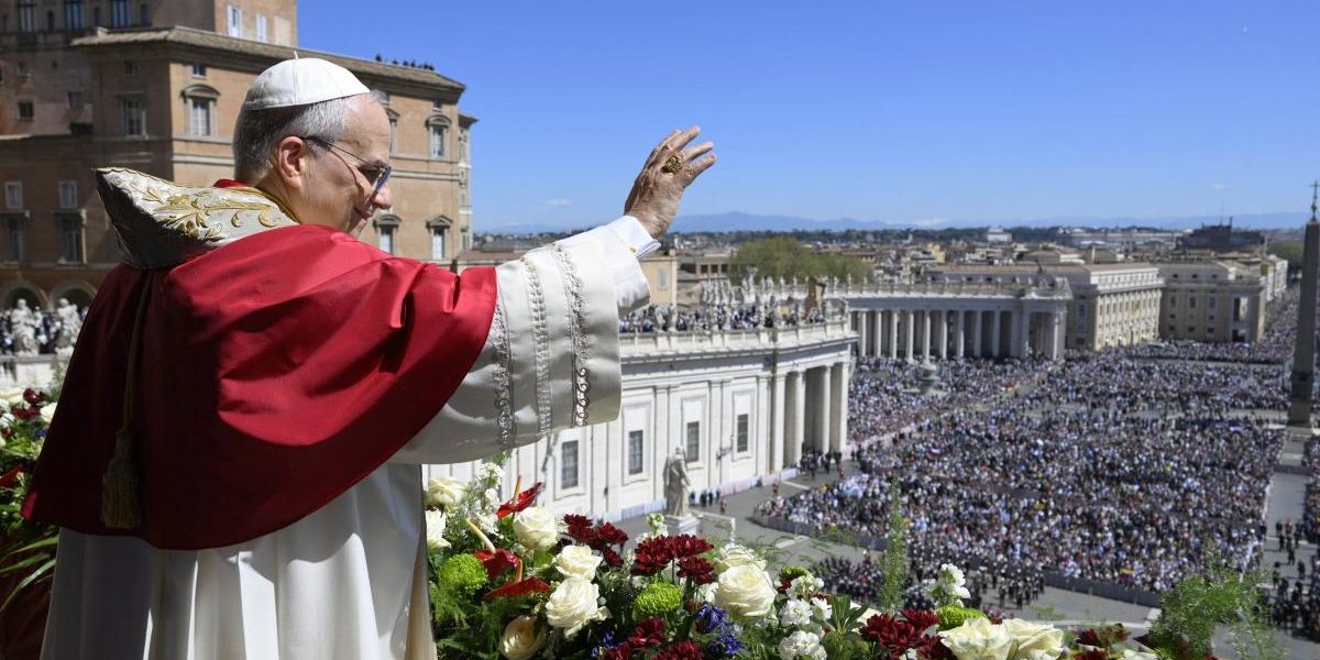 Mii de credincioși s-au adunat duminică în Piața Sfântul Petru pentru a asista la primul mesaj de Paște rostit de Papa Leon al XIV-lea în calitate de suveran pontif, eveniment marcat de apelul la unitate și pacea mondială