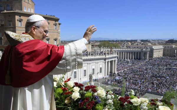 Mii de credincioși s-au adunat duminică în Piața Sfântul Petru pentru a asista la primul mesaj de Paște rostit de Papa Leon al XIV-lea în calitate de suveran pontif, eveniment marcat de apelul la unitate și pacea mondială