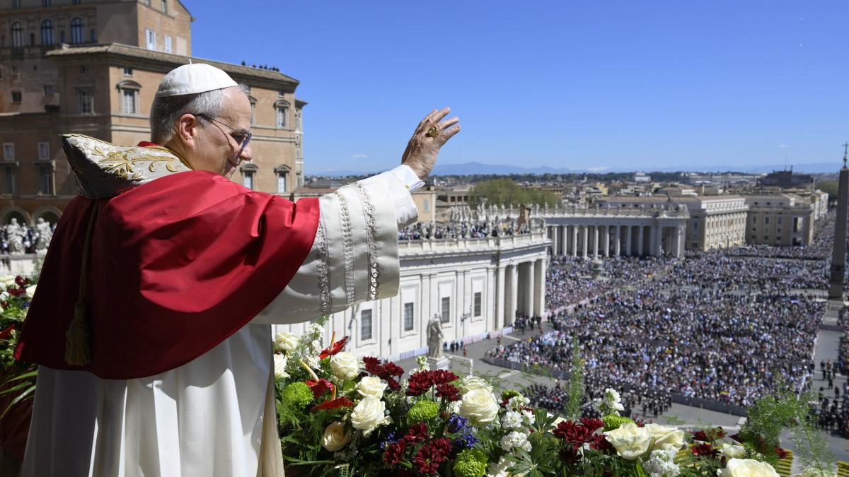 Mii de credincioși s-au adunat duminică în Piața Sfântul Petru pentru a asista la primul mesaj de Paște rostit de Papa Leon al XIV-lea în calitate de suveran pontif, eveniment marcat de apelul la unitate și pacea mondială