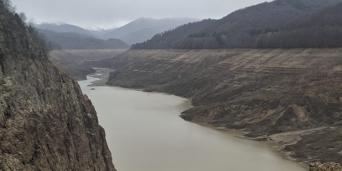 Reumplerea lacului Vidraru a început, după o perioadă de preocupări legate de starea barajului și de siguranța infrastructurii