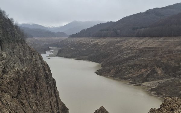 Reumplerea lacului Vidraru a început, după o perioadă de preocupări legate de starea barajului și de siguranța infrastructurii