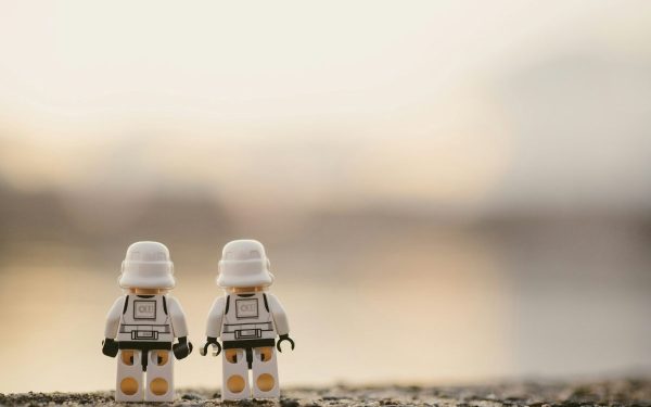 Propaganda Iran prin Lego: Videoclipuri AI cu sute de milioane de vizualizări