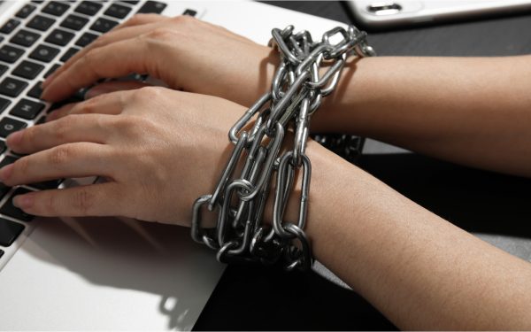 Libertatea pe net în 2026: România, pe ce loc? Un stat a primit 0 puncte