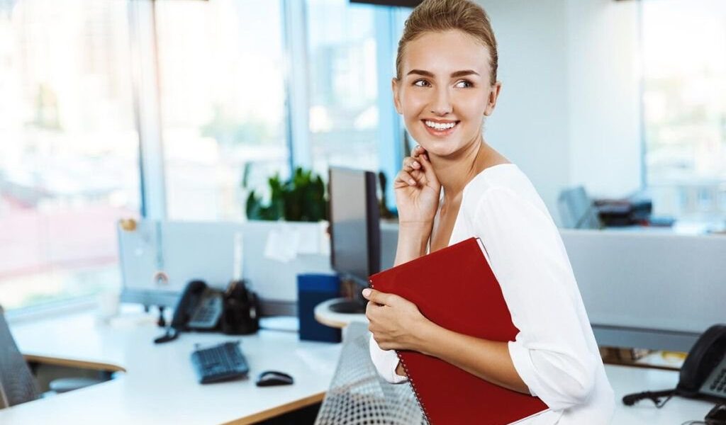 O schemă guvernamentală menită să faciliteze accesul tinerilor la piața muncii, prin acordarea unei subvenții consistente pentru primul loc de muncă, a rămas surprinzător de discretă, deși vizează zeci de mii de beneficiari