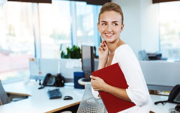 O schemă guvernamentală menită să faciliteze accesul tinerilor la piața muncii, prin acordarea unei subvenții consistente pentru primul loc de muncă, a rămas surprinzător de discretă, deși vizează zeci de mii de beneficiari