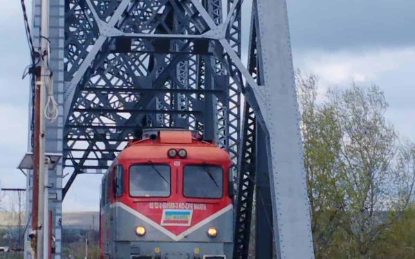 Locomotivă românească, cu ecartament normal, a traversat Prutul în Moldova