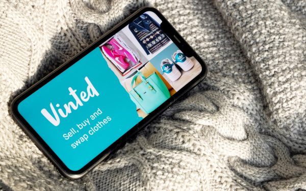Grupul Vinted, compania-mamă a platformei de comerț online cu articole vestimentare și electronice second-hand, a intermediat tranzacții în valoare de 10,8 miliarde de euro în anul 2025, o creștere semnificativă față de anul precedent