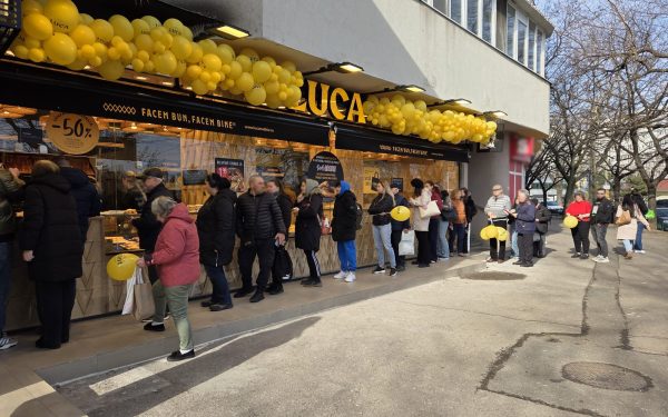 Unul dintre cei mai mari jucători din industria alimentară din România a decis să ieftinească produsele, o mișcare care atrage atenția asupra jocului de putere și strategiilor de piață
