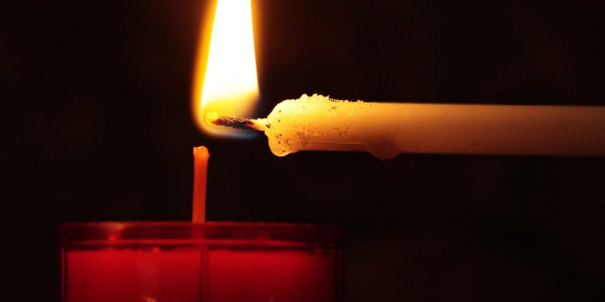 Patriarhia Română va aduce în țară Sfânta Lumine din Ierusalim, cu sprijinul Ambasadei României în Israel Patriarhia Română a obținut recent un culoar special pentru transportul Sfintei Lumini din Ierusalim, în Sâmbăta Mare, după intervențiile diplomatice ale Ambasadei României în Israel și ale Ministerului de Externe al țării gazdă