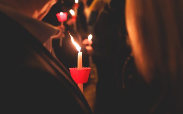 Aprindeți lumânările-n siguranță de Paște: Atenție la sfaturile Pompierilor