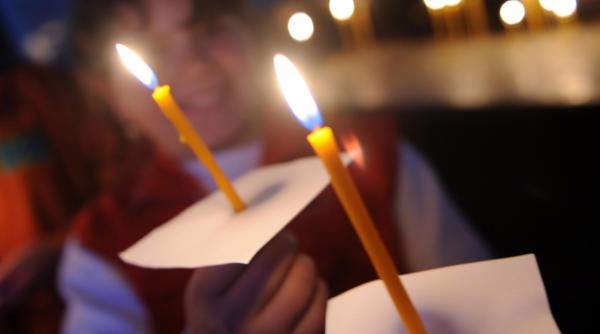 Lumina Sfântă de la Ierusalim a ajuns la București, în Sâmbăta Mare