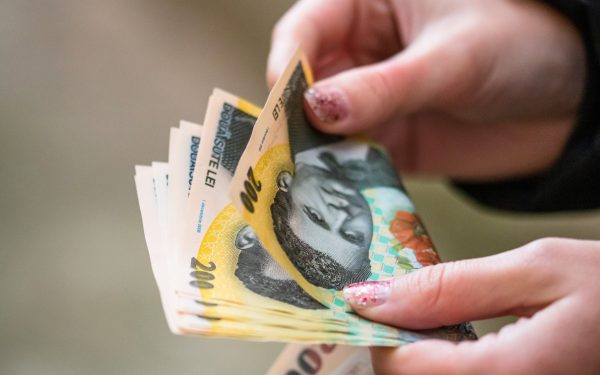 Salariile mai mari nu-i fericesc pe tineri: Eșecul de a ține pasul cu alții!