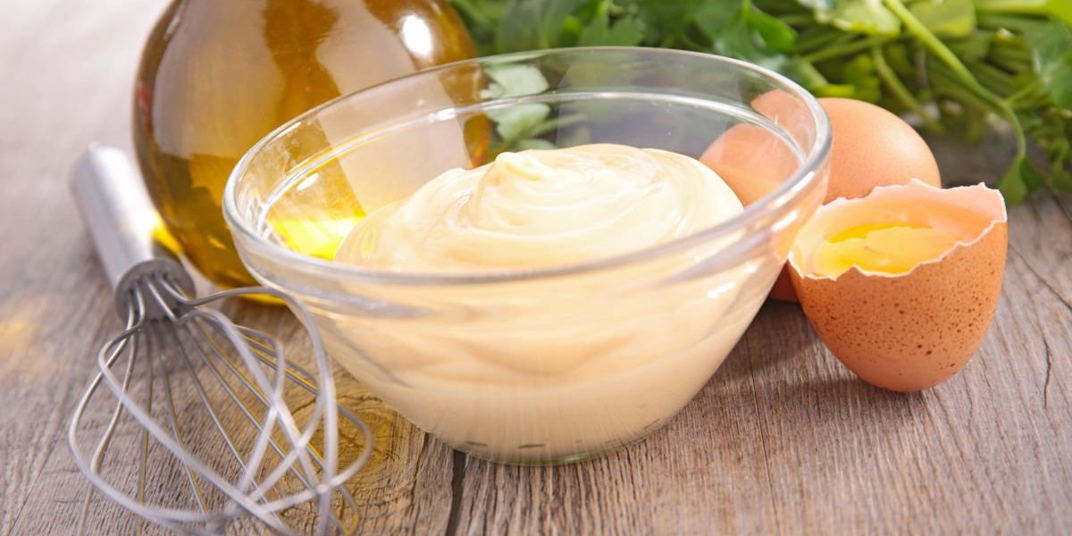 Maioneza de casă, o rețetă simplă cu efecte rapide în bucătărie Maioneza preparată în casă reprezintă una dintre cele mai simple și versatile rețete culinare, fiind apreciată pentru gustul său autentic și pentru faptul că poate fi realizată rapid, folosind ingredientele de bază pe care le avem în casă