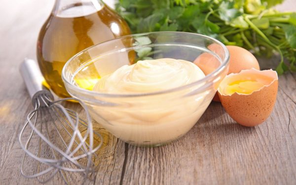 Maioneza de casă, o rețetă simplă cu efecte rapide în bucătărie Maioneza preparată în casă reprezintă una dintre cele mai simple și versatile rețete culinare, fiind apreciată pentru gustul său autentic și pentru faptul că poate fi realizată rapid, folosind ingredientele de bază pe care le avem în casă