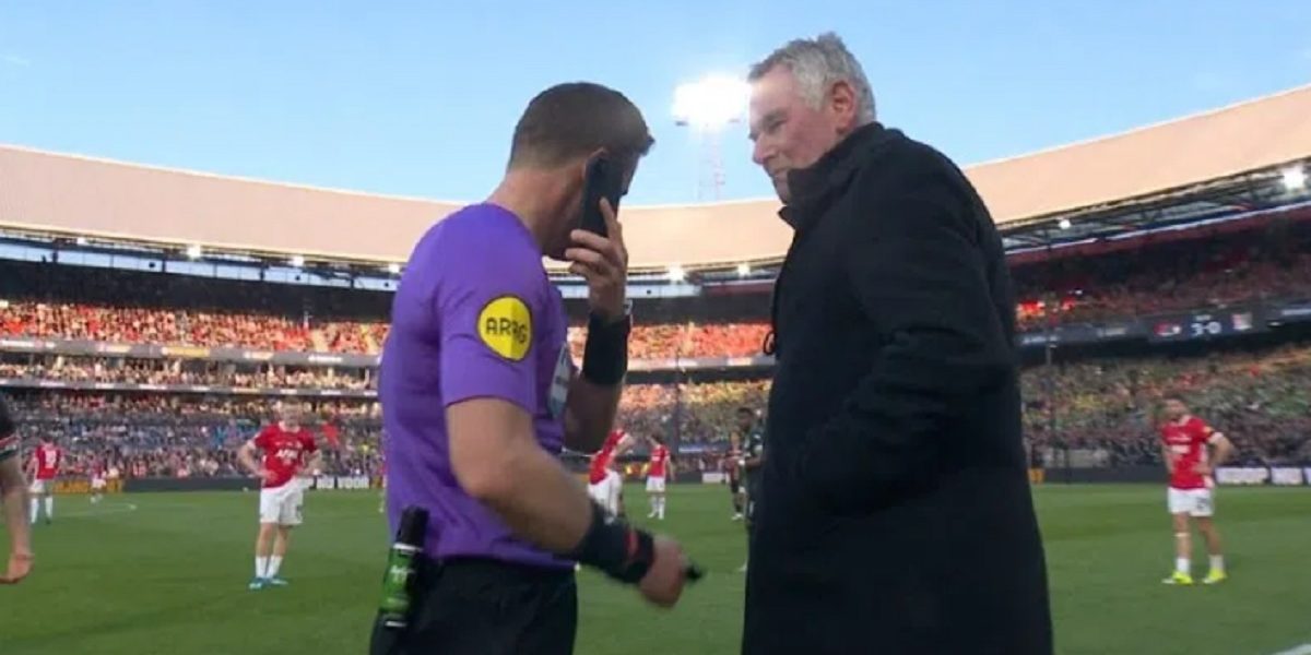 Arbitrul, ieșit din meci: Telefon la margine, un moment incredibil în fotbal