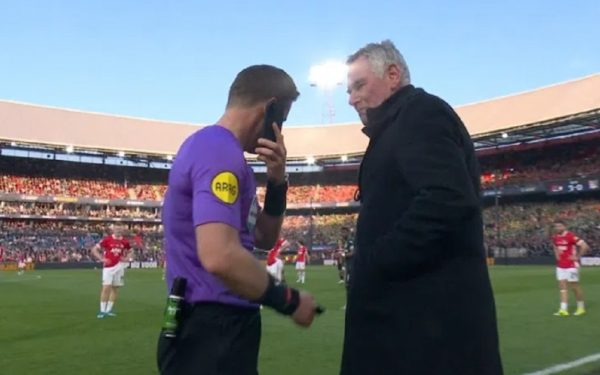 Arbitrul, ieșit din meci: Telefon la margine, un moment incredibil în fotbal
