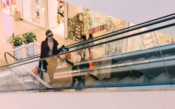Programul Centrelor Comerciale din București în Perioada Sărbătorilor Pascale Centrele comerciale din București își adaptează programul de funcționare pentru a face față fluxului de cumpărători din perioada sărbătorilor de Paște