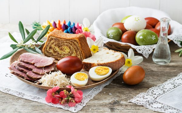 Masa de Paște, bucuria reînvierii: Arhiepiscopul Clujului, despre bunătățile mamelor