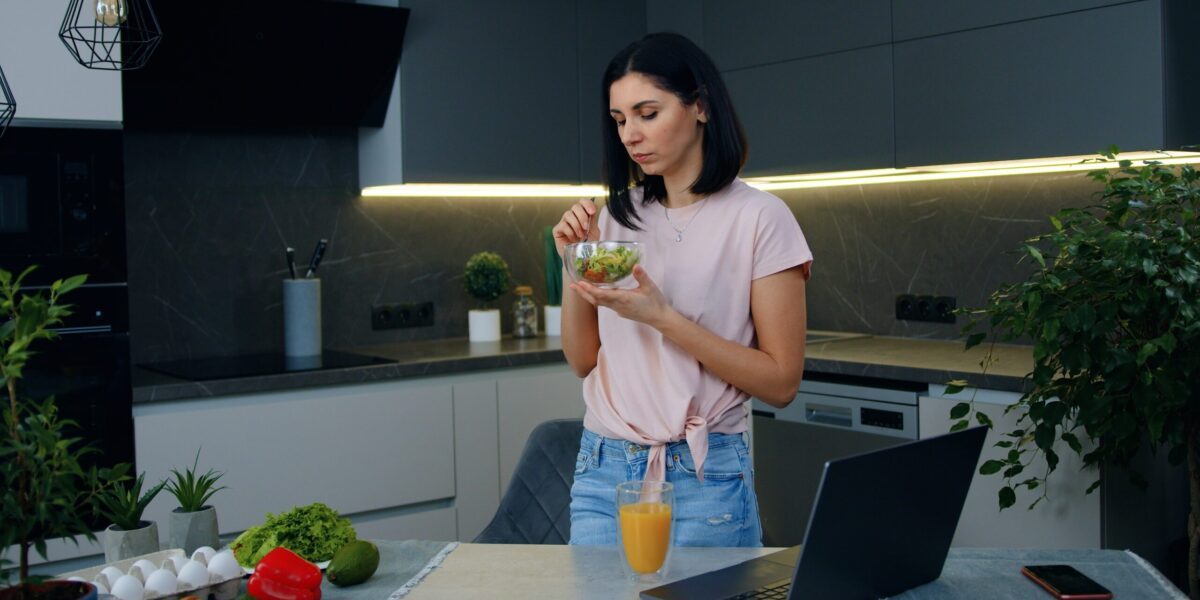 Mâncatul în picioare: Beneficii și riscuri pentru digestie, dezvăluiri șocante