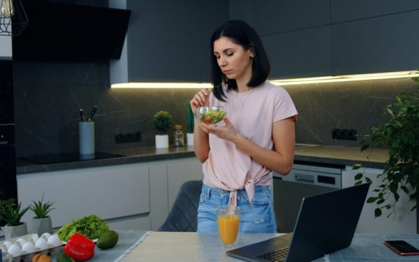 Mâncatul în picioare: Beneficii și riscuri pentru digestie, dezvăluiri șocante