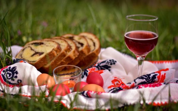 Cât vor scoate românii din buzunar pentru masa de Paște în 2026?