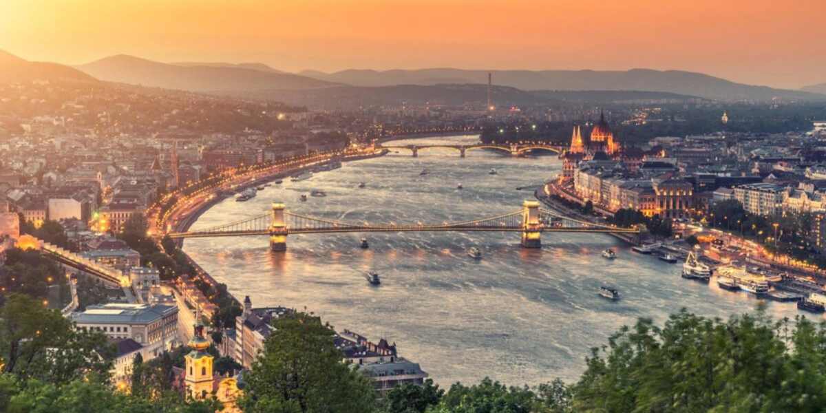 Un raport recent sugerează că un număr semnificativ de angajați ai ambasadei Rusiei la BUDAPESTA ar avea legături cu serviciile de informații rusești