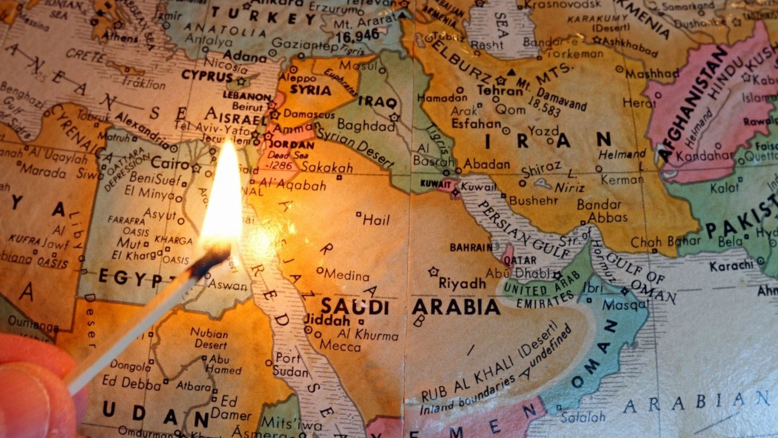 Țările din Golf, în alertă maximă în urma amenințărilor dinspre Iran Mai multe state din zona Golfului Persic se aflau în stare de alertă maximă, pe fondul tensiunilor crescute cu Iranul și a apropierii termenului limită stabilit de fostul președinte american, Donald Trump