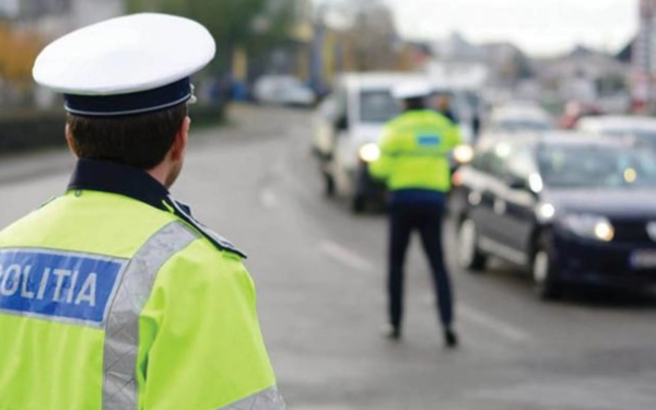 Un bărbat din județul Cluj a fost arestat preventiv după ce a condus un ATV fără permis, nu a oprit la semnalul poliției și a încercat ulterior să ascundă identitatea, promisând unui alt bărbat bani pentru a-și asuma responsabilitatea pentru conducerea vehiculului
