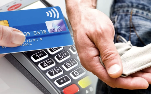 Planul Bolojan: Românii, loviți crunt de scăderea nivelului de trai