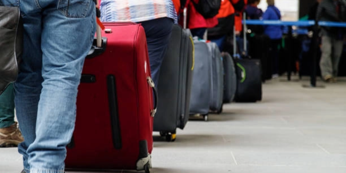 Cozi infernale în aeroporturi din Europa: haos din cauza noilor reguli, zboruri anulate