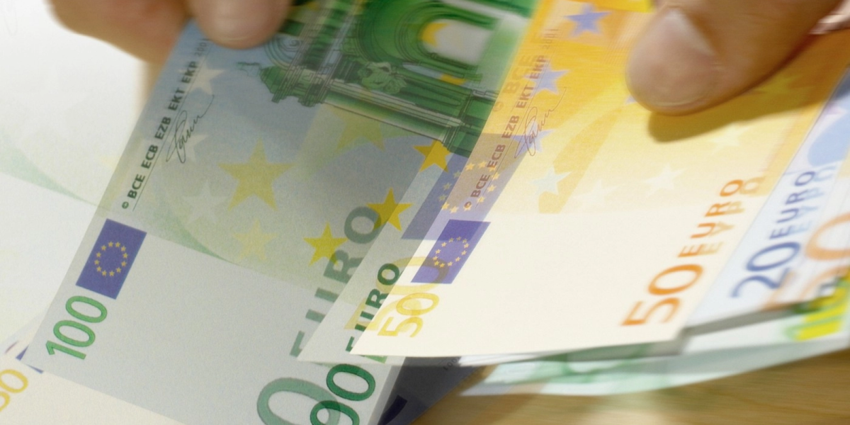 Ultima șansă cu bancnota controversată din Europa: Ce fac românii cu ea?