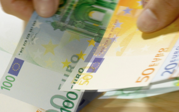 Ultima șansă cu bancnota controversată din Europa: Ce fac românii cu ea?