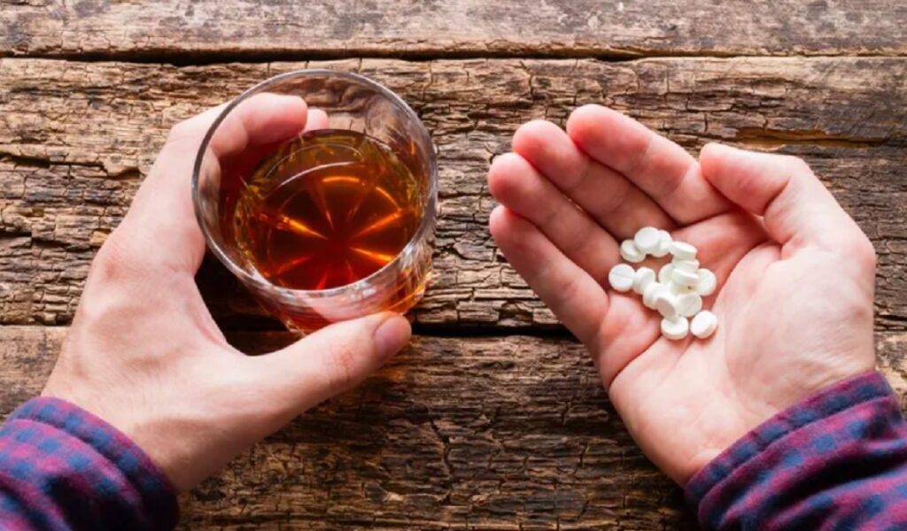 Combinatia explozivă: Alcool, antiacide și antiinflamatoare. Ce riscă românii