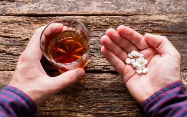 Combinatia explozivă: Alcool, antiacide și antiinflamatoare. Ce riscă românii