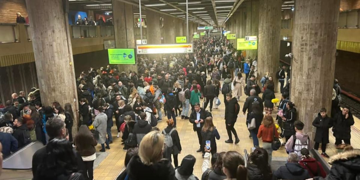 Prăbușire la metrou: Circulația, întreruptă între două stații după ce s-a surpat tavanul