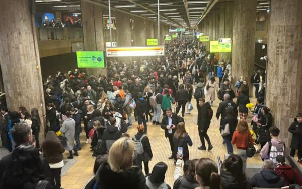 Prăbușire la metrou: Circulația, întreruptă între două stații după ce s-a surpat tavanul