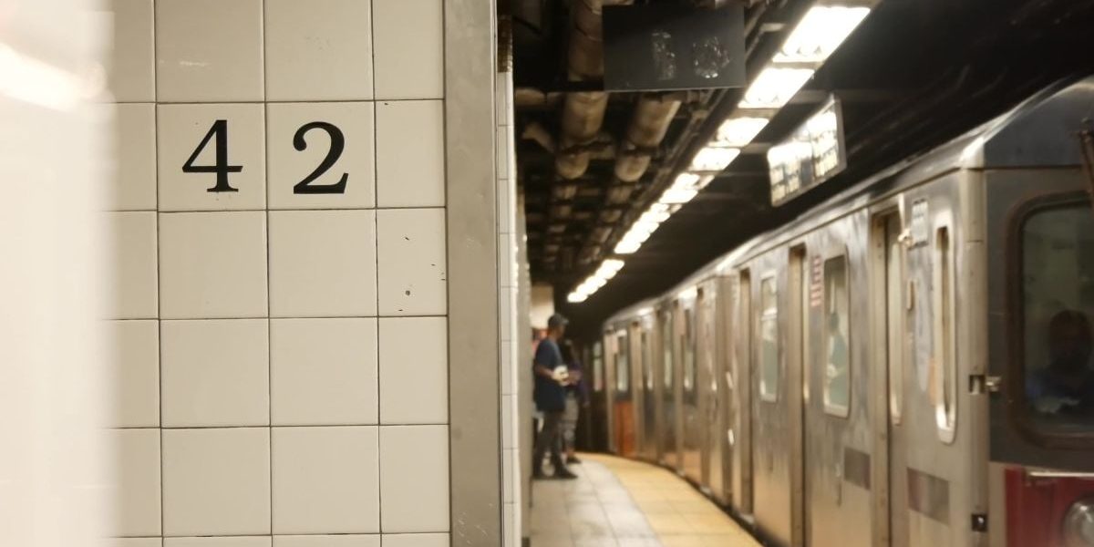 Atac cu cuțit la metroul din New York: Trei răniți, agresorul împușcat