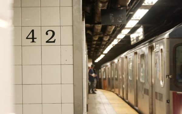 Atac cu cuțit la metroul din New York: Trei răniți, agresorul împușcat