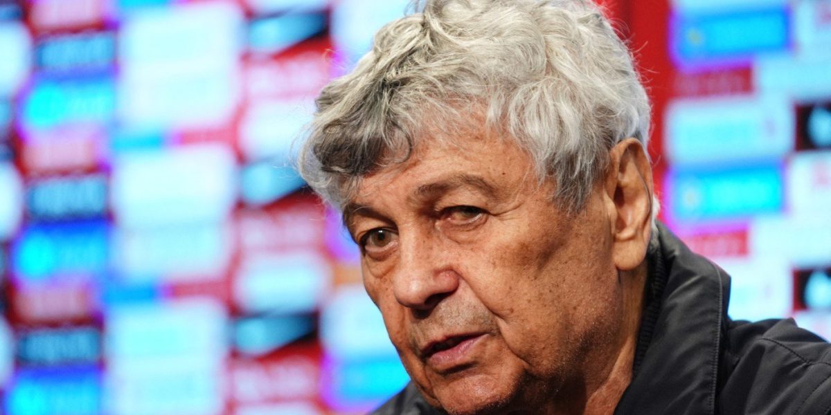 Mircea Lucescu, fostul antrenor al naționalei de fotbal a României, se află în continuare sub supraveghere medicală, după ce a suferit vineri un infarct miocardic acut