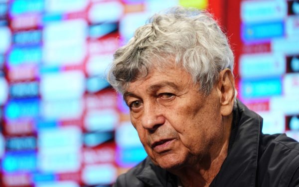 Mircea Lucescu, fostul antrenor al naționalei de fotbal a României, se află în continuare sub supraveghere medicală, după ce a suferit vineri un infarct miocardic acut