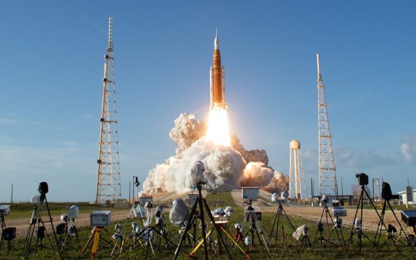 Revenirea oamenilor pe traiectoria Lunii, prin programul Artemis, marchează o etapă esențială în explorarea spațială contemporană, fiind considerată o relansare a zborurilor circumlunare după mai bine de jumătate de secol