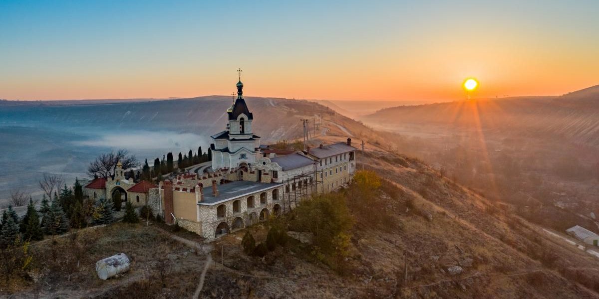 Creșterea turismului de masă în destinații populare precum Grecia, Spania, Italia și Franța determină tot mai mulți călători să caute alternative mai puțin aglomerate