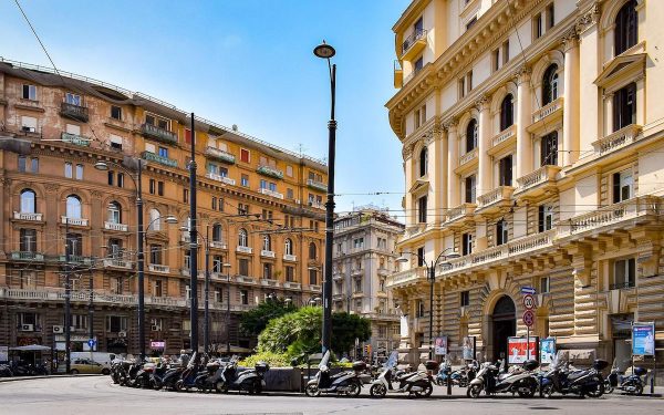 Hoții din Napoli, jaf ca-n filme: Au golit o bancă prin canalizare